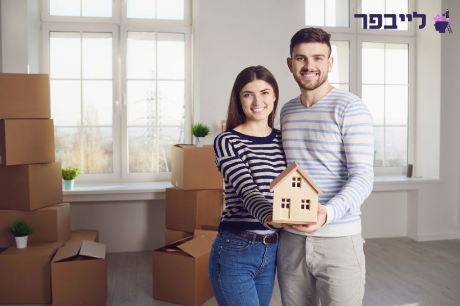 זוג צעיר רוכש דירה